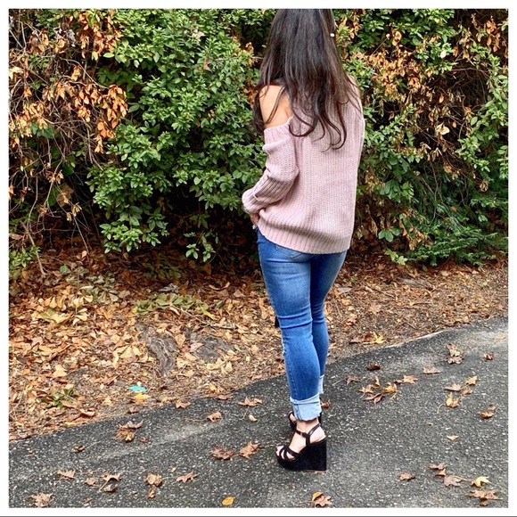 Beautiful cold shoulder sweater - Picture 6 of 7